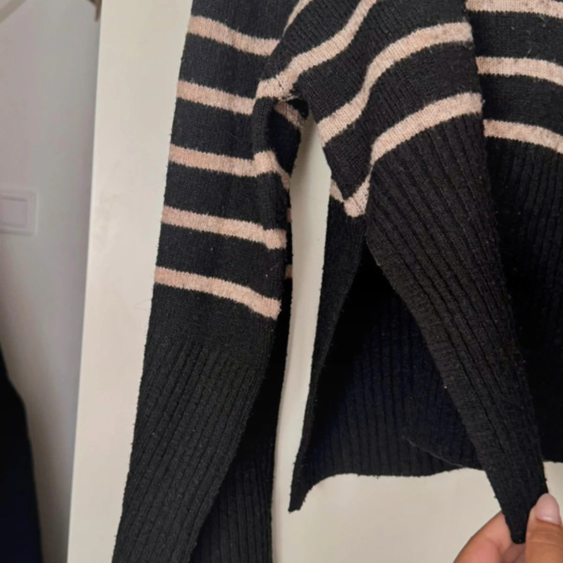 Svart stickad tröja med beige ränder - 1