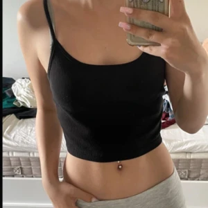 Svart croptop - Finns inga defekter💞