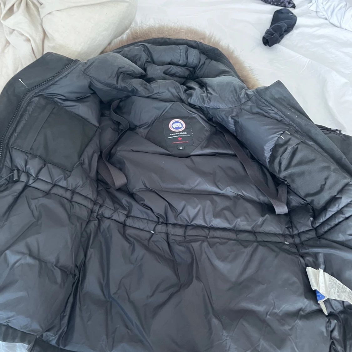 Svart dunjacka med pälskant från Canada Goose - 4