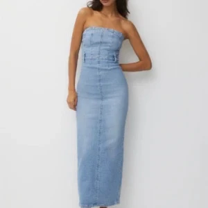 SÖKER I STORLEK M!!!! - SÖKER denna jeansklänning från pull & bear i storlek M. 