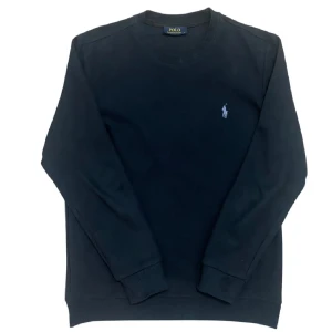 Ralph Lauren Tröja - Snygg mörkblå tröja från Polo Ralph Lauren med rund hals och broderad logotyp på bröstet. Tröjan har långa ärmar och ribbade muddar vid ärmslut och nederkant. Perfekt för en stilren look. L MEN SITTER SOM M