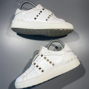 Valentino skor  - Hej! Säljer nu mina skor från märket Valentino, storlek 36.5 bra skick, givetvis äkta. Tveka inte på att höra av dig om du har frågor eller funderingar kring skorna! 