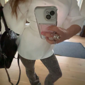 Leojeans från nelly - Lowwaist leopard jeans ifrån Nelly, strl 36. Mycket bra skick, använda en gång!