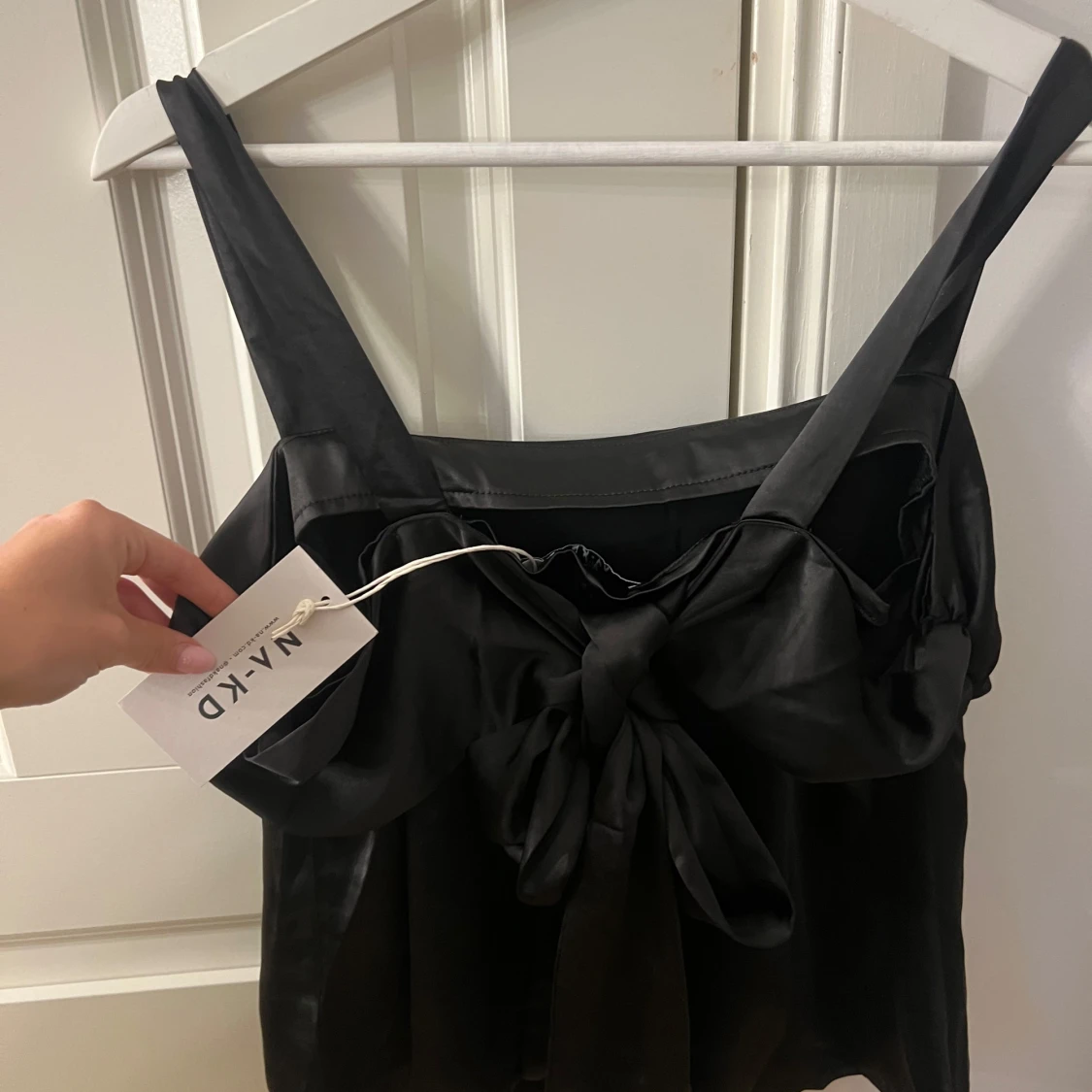 Svart satintopp med rosettdetalj från NA-KD - 2