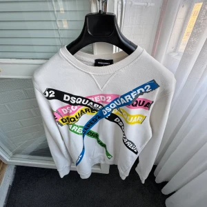 Vit tröja från Dsquared2 med färgglada detaljer - Säljer en snygg vit tröja från dsq2 storlek S. 