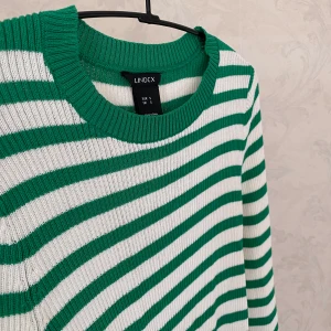 Grön- och vitrandig tröja från Lindex - Säljer en stickad tröja från Lindex, oanvänd!