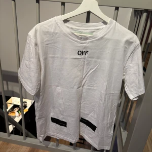 Off white tshirt  - Off white tshirt i storlek M, är i bra skick !