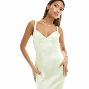 Ljusgul långklänning med öppen rygg - Säljer en elegant ljusgul balklänning från asos. Aldrig använd då den tyvärr var för stor. Skriv för frågor💕💕