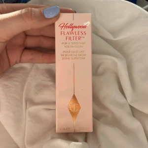 Hollywood Flawless Filter 2 Fair från Charlotte Tilbury - Hollywood Flawless Filter i nyansen 2 Fair från Charlotte Tilbury. Helt ny. Aldrig använd och inte heller öppnad☺️❤️