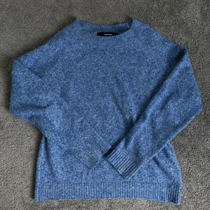 Blå stickad tröja från Vero Moda - Mysig blå stickad tröja från Vero Moda. Tröjan har rund halsringning, långa ärmar och ribbade muddar vid ärmslut och nederkant. Perfekt för kyligare dagar och enkel att matcha med jeans eller kjol. Nypris 299kr.