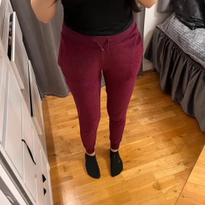 Vinröda mjukisbyxor  - Mysiga vinröda mjukisbyxor från Love Lounge (Primark) med dragsko i midjan och stora fickor på sidorna. Byxorna har en normal passform och är perfekta för chill dagar hemma. Storlek 32 men passar Xs-S.