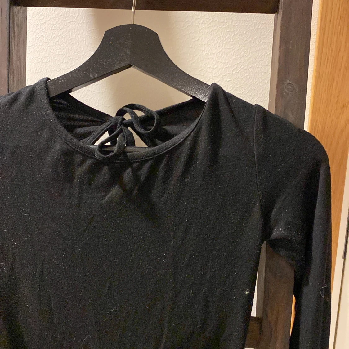 Svart långärmad topp med knyt och öppen rygg - 1