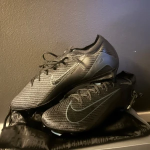 Svarta Nike fotbollsskor - Säljer domma helt nya Nike mercurial air zoom vapor 16 elite SG-PRO shadow med skruvdobb eftersom jag råkade köpa 2 par likadana av misstag! Helt oanvända och extra skruvdobbar, påse och kartong kommer med vid köp! 