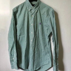 Ralph Lauren - grönrandig skjorta - Grönvitrandig skjorta Ralph Lauren | Skick 9/10! | storlek: M | Perfekt inför sommaren | Frågor? Skriv! 