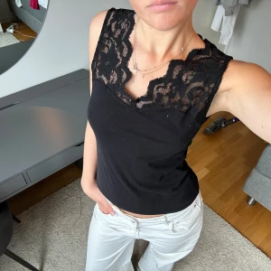 Svart linnetopp med spetsdetaljer - Så fin fest topp