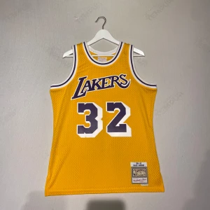 La Lakers jersey - Magic Johnson LA Lakers Jersey I ny skick. Aldrig använt den och den har inga defekter. Säljer då jag bara haft den i mitt garderob och aldrig riktigt använt den.  OBS: Den är ganska stor i storleken. 