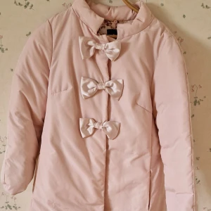 Rosa kawaii kappa - Jesus diamante. Köpt på nördloppis. Japanskt märke. Mjuk rosa. Rosor innuti. Rosett knapp. Passar st 38 till st 34. Ingen frakt. Möts i gbg. Kan ta mer bilder. 350kr