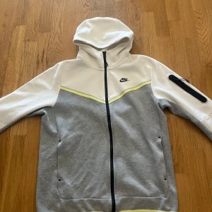 Nike tech fleece  - Riktigt fett Nike tech som jag har tagit jätte bra hand om.  Produkten är sällsynt och går typ inte att hitta den.