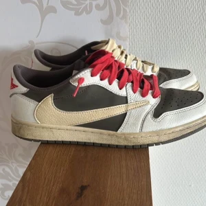  Travis Scott sneakers  - Säljer ett par Travis Scott sneakers i storlek 43. Skorna är använda men fortfarande i gott skick. Finns i Malmö på helger och Simrishamn på vardagar.