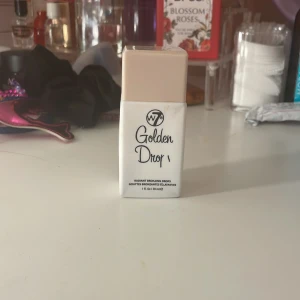 Är använd W7 Golden Drop Radiant Bronzing Drops - Flytande bronzing drops från W7 i en smidig vit flaska med beige lock. Ger en solkysst glow till ansiktet och kan blandas med foundation eller användas direkt på huden för extra lyster.