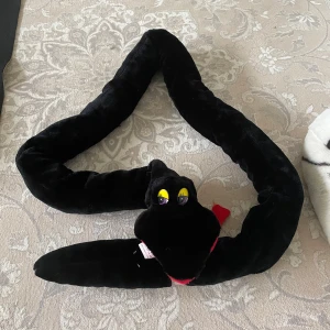 Goa plush orm  - Goaorm gossedjur.köpt år 1989 .den har bara läggat hemma .liten saknas plush på halsen av ormen som har gått ner från halsen . Den är maskintvätt i 30g .har redan tvättat . Längd är ca 220m .säljer billigt begrund av instoppade har glidit ner från halsen .