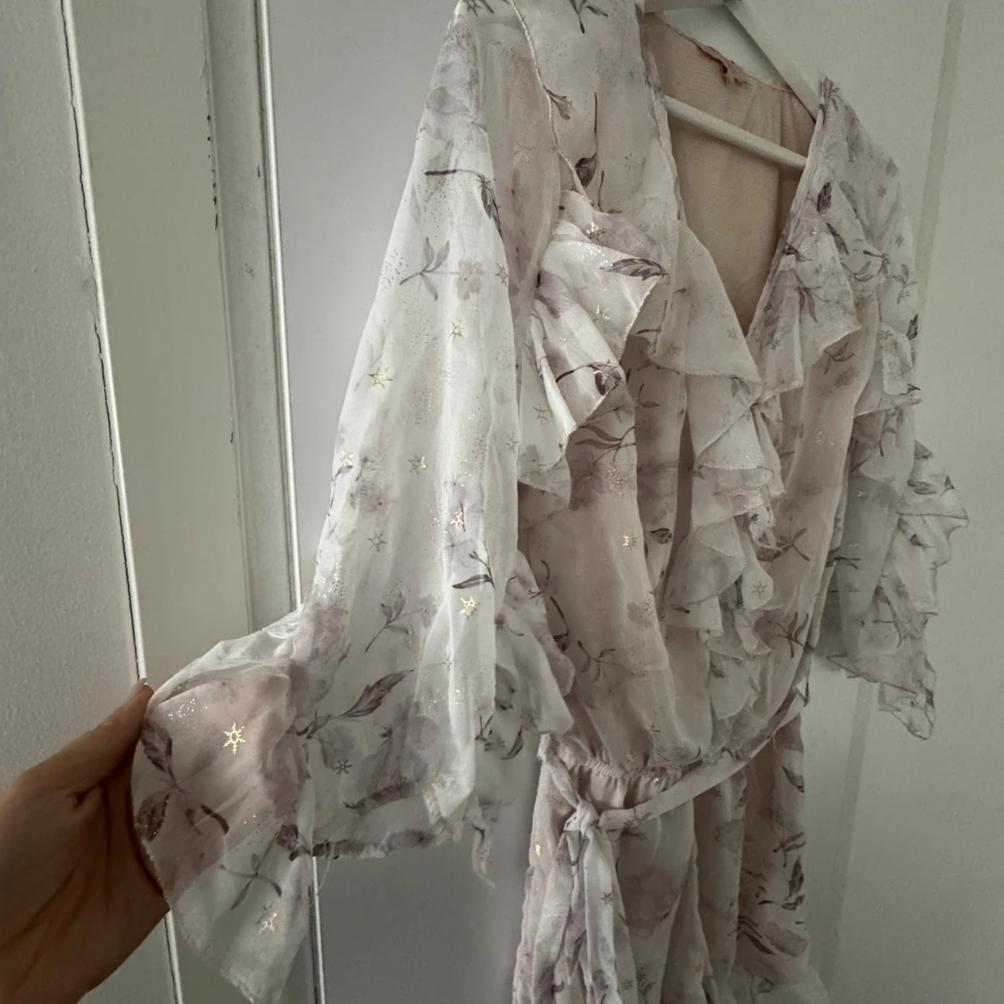 Ljusblommig volang jumpsuit med knytband - 3