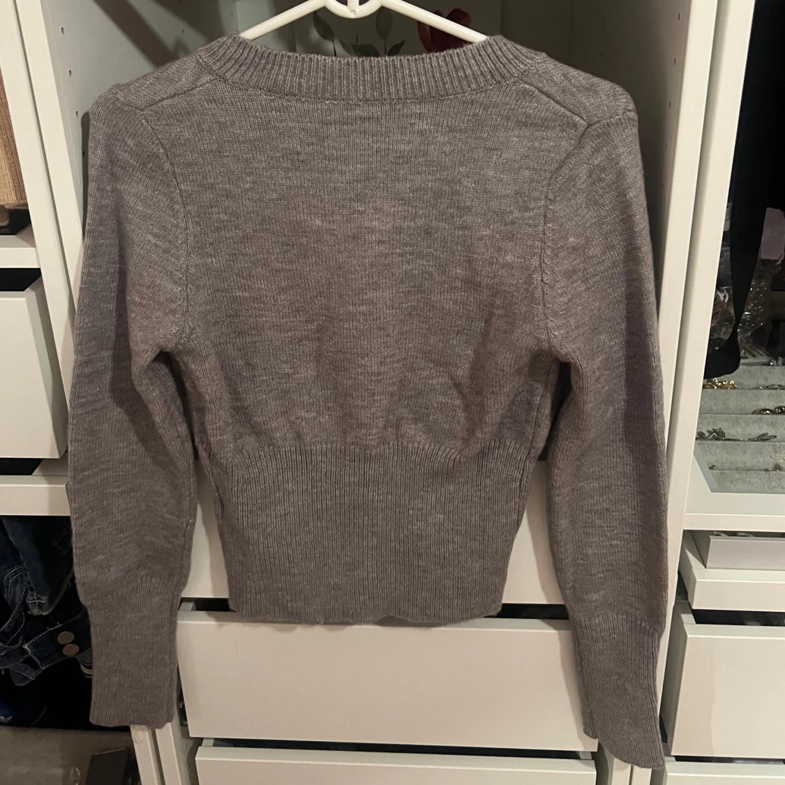 Grå stickad kofta med knappar - 1