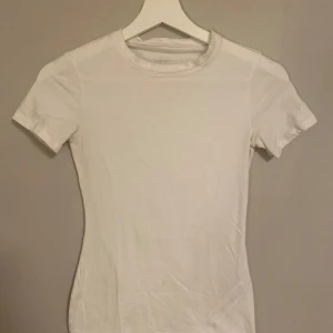 Intimissimi t-shirt  - Intimissimi t-shirt i jätteskönt material. Storlek S. Aldrig använd. Den är figur sydd och sitter jättefint på, super bra skick. 230 kr ny pris. 