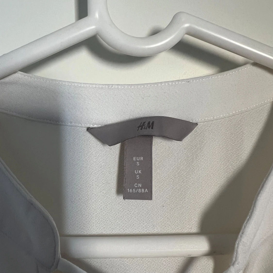 Vit ärmlös blus med knyt från H&M - 2