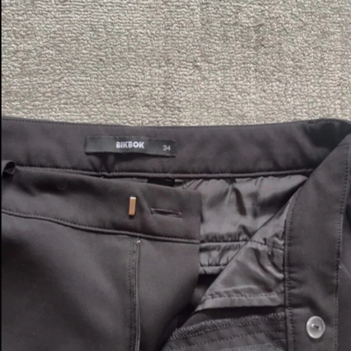 Svarta kostymbyxor från Bik Bok - 2