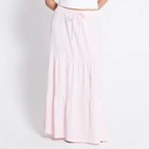 Ljusrosa långkjol med volang - Säljer en ljusrosa långkjol med volangdetalj och knyt i midjan. Kjolen har en luftig och flowy känsla, perfekt för varmare dagar. Enkel att matcha med olika toppar för en chill och stilren look.