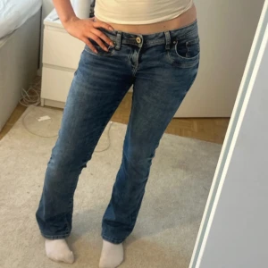 Blå jeansbyxor med normal passform - Säljer ett par ltb jeans i model valerie.Storlek W28/L32. Perfekta till vardags för en avslappnad stil.