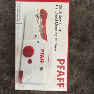 Symaskinen till salu - En smidig, handhållen symaskin perfekt för snabba lagningar och kreativa projekt. Enkel att använda och portabel – perfekt för unga kreatörer som vill fixa kläder eller testa nya idéer utan stor symaskin.