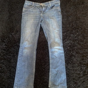 Coola jeans !! - Suuuper snygga jeans , säljer då dem ej kommer till användning längre 😓 De är bootcut och ganska lågmidjade, dm för mer info❕💖