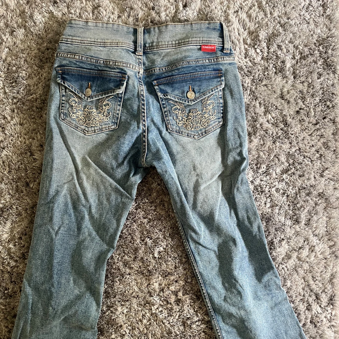 Low waist bootcut jeans med broderade fickor  - 1