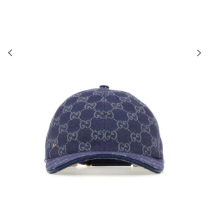 Gucci keps med monogram - Snygg keps från Gucci i klassiskt monogrammönster. Finns i både mörkblå och ljusrosa färg. Justerbar rem baktill och böjd skärm. Tillverkad i bomullsmaterial med GG-logga över hela kepsen. Finns i både blå och rosa med låda och allt du kan tänka dig ska va me.