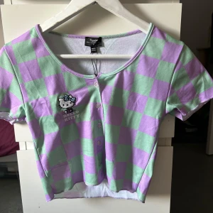 Hello Kitty topp - Jätte fin oanvänd hello Kitty tröja! Bara testad så den är i jätte fint skick med lapp kvar!