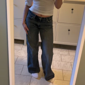 Blåa raka jeans med normal midja - Säljer ett par klassiska blå jeans med rak passform och mid waist från monki. Perfekta för en avslappnad stil och passar till det mesta. Säljs då dom är lite för stora för mig. Jeansen är lite slitna längst upp som ni kan se på sista bilden. Skriv vid funderingar🥰