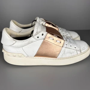 Valentino Open Rosé Guld - Modell: Valentino Open Rosé Guld | Skick: 7/10 | Storlek: 37 | Pris: 1899kr | Tillbehör: Inget | Fler frågor? Hör av dig isåfall!