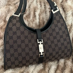 Vintage Gucci Jackie   - Köpt på Vestiaire, äkthetsbevis finns. Använd en gång av mig. Väldigt fint skick, lite sprickor i lädret utpå. Dustbag finns