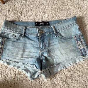 Super snygga low weisted jeans shorts! - As snygga low weisted jeans shorts från Hollister!! Storlek w26💕