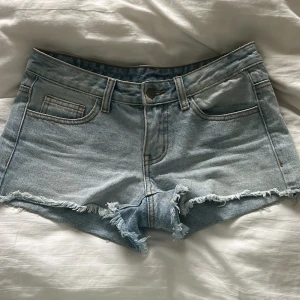 Ljusblå jeansshorts - Säljer ett par ljusblå jeansshorts från brandy Melville som sitter superfint på. Perfekta för varma dagar och en avslappnad stil. Kommer inte till användning och säljer därför dom💕