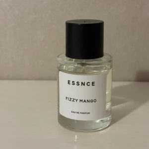 Fizzy Mango Eau de Parfum från Essnce - En fräsch parfym med doft av mango från Essnce. 50ml, nästan full, säljer då doften inte riktigt passar mig💕