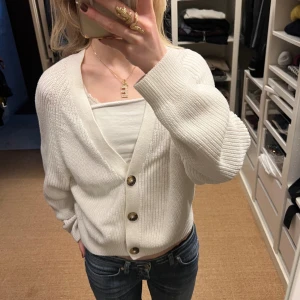 vit stickad tröja - stickad tröja från monki, slightly oversized i modellen. använd handfull gånger o perfekt till sommaren över en fin klänning ☺️