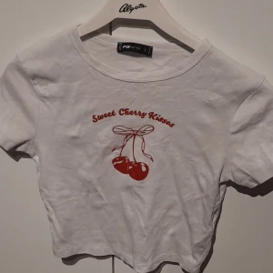 Vit croptop - En vit croptop med "sweet cherry kisses" i rött tryck.