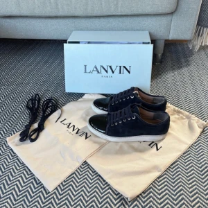 Lanvin skor  - Säljer äkta Lanvin sneakers Modell: Dbb1 Storlek: uk6 / 40 Färg: marinblå  Tillbehör: Originalkartong, dust bag, extra skosnören  100 % äkta – kvitto printat på lådan. Fint skick därav priset, men kan sänkas vid snabb affär! 