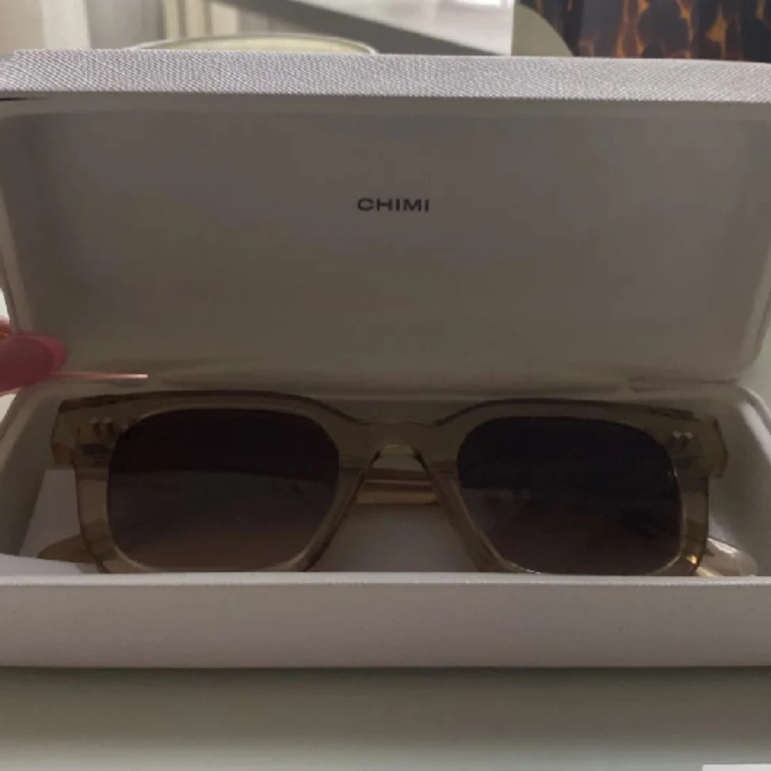 Beige fyrkantiga solglasögon från Chimi - 2