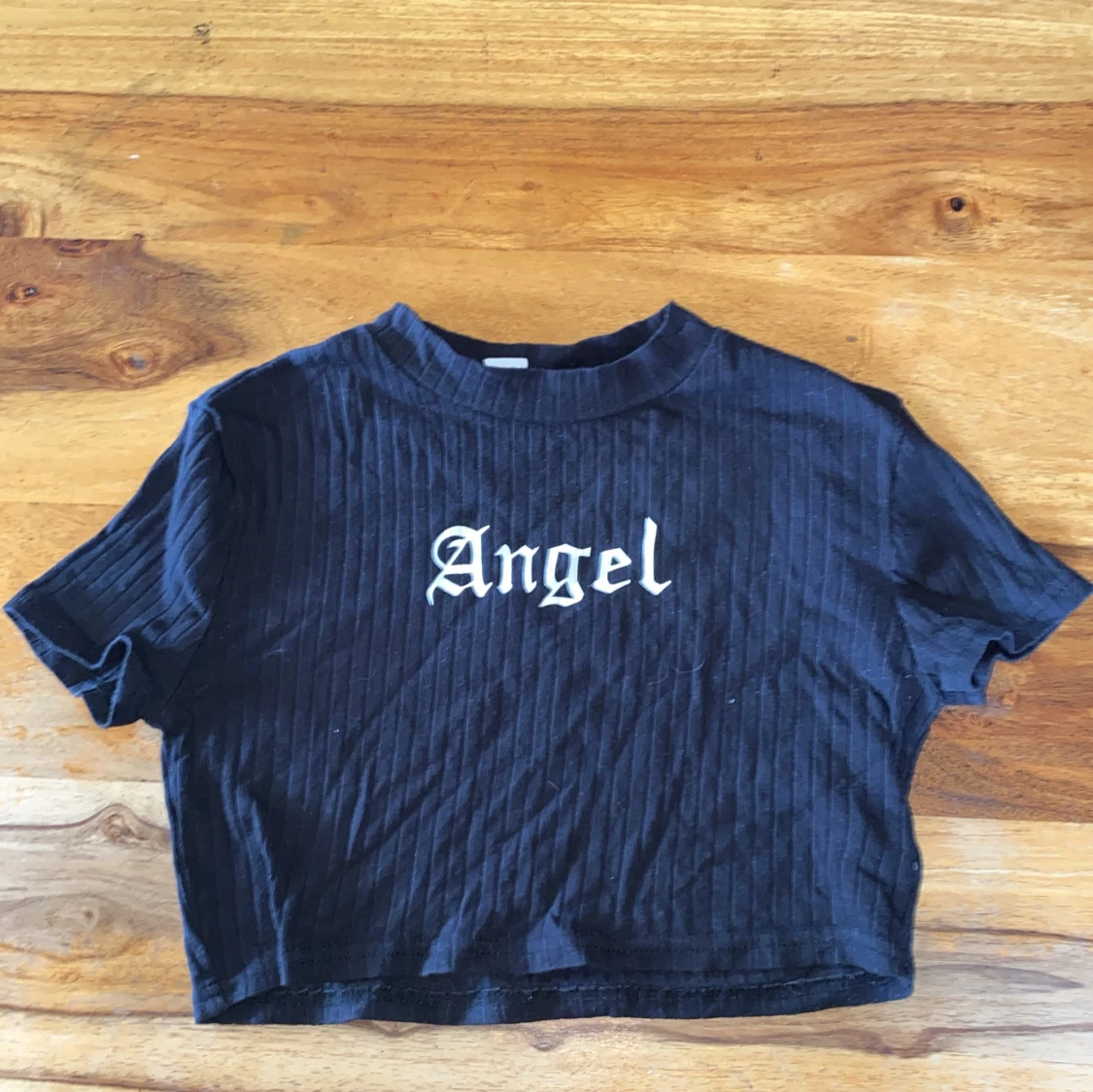 Svart croppad ribbad t-shirt med texten 'Angel'