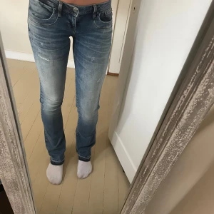 Blå jeans från LTB  - Jeans från LTB, modell Valerie. Storlek 27/36. Men har sytt upp dom så innebenslängden är 80 cm. Aldrig använda.