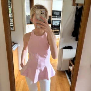 Rosa zara topp - Säljer denna rosa Zara halterneck topp i storlek xs. Den är aldrig använt och har prislappen kvar, säljer då den är för lång för mig som är 156🩷